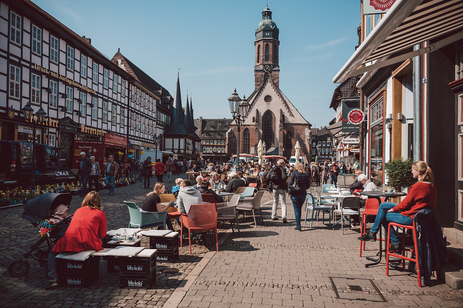 Einbecker Marktplatz mit vielen Menschen bei sonnigem Wetter.