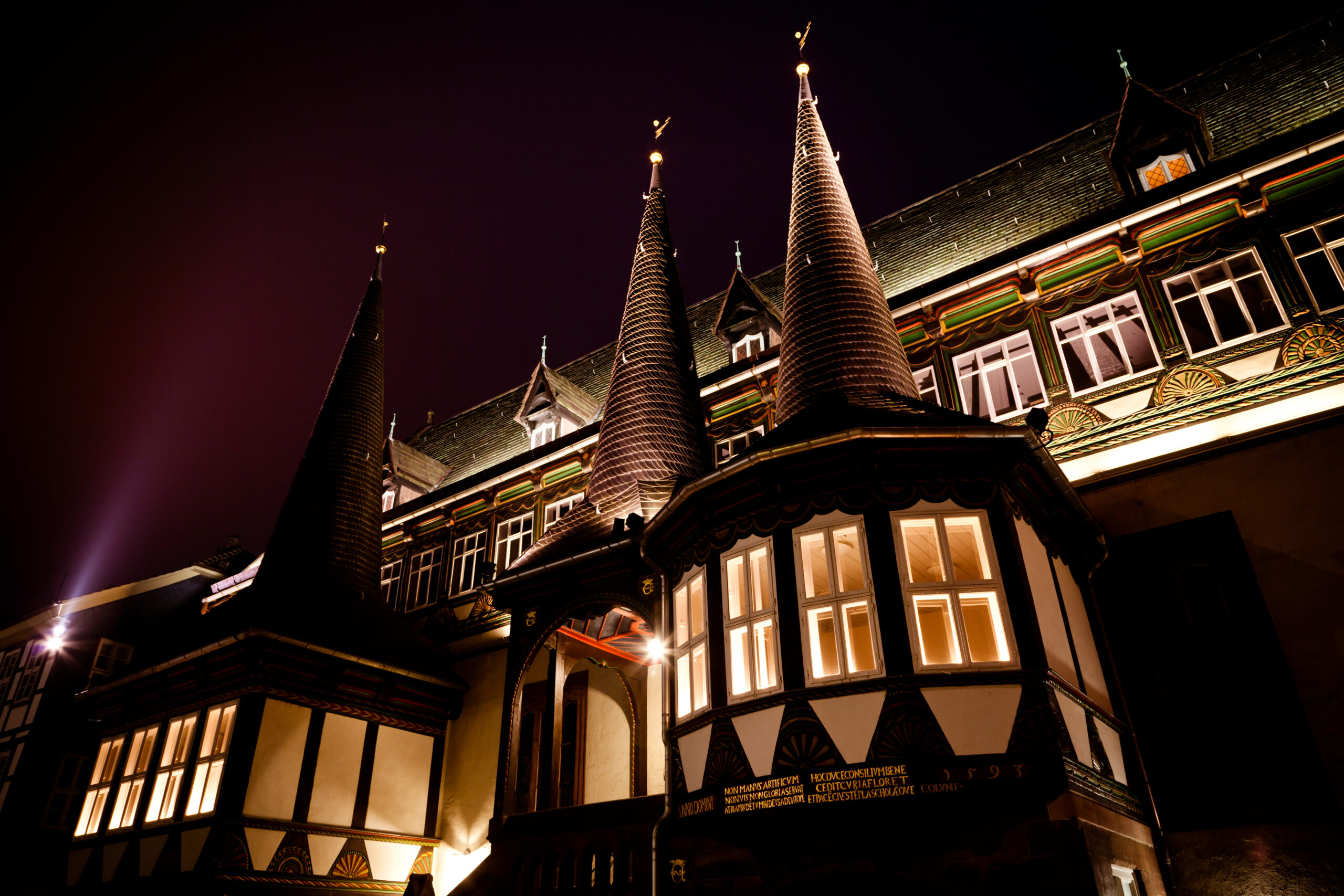 altes-rathaus-drei-tuerme-bei-nacht