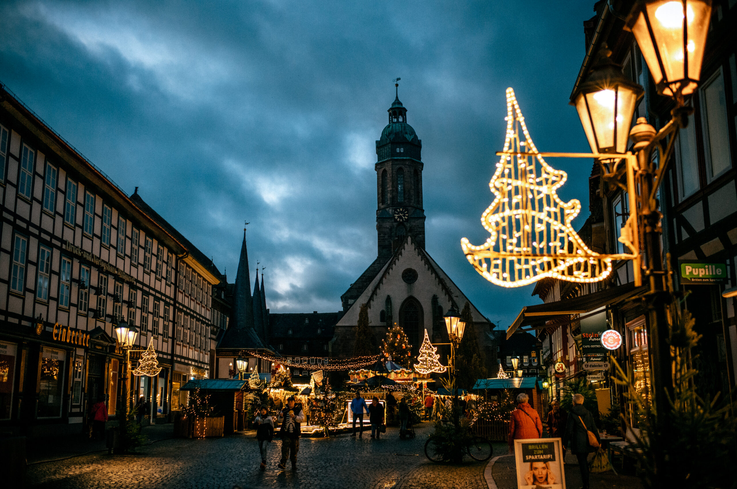 Aufnahme vom weihnachtlich geschmückten Marktplatz in Einbeck