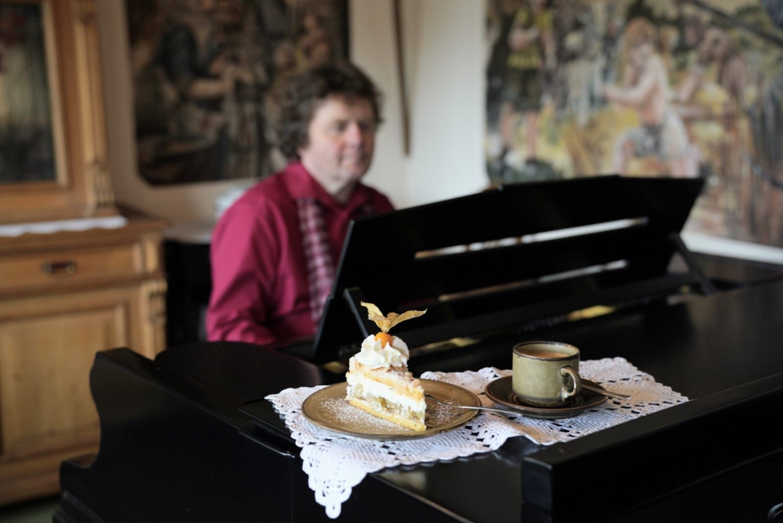 Kaffee und Kuchen mit Klaviermusik