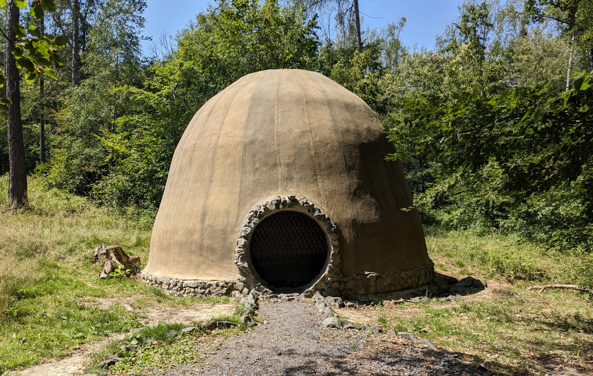 Light and Shade, Life and Death - The Artists` Necropolis in the Habichtswald